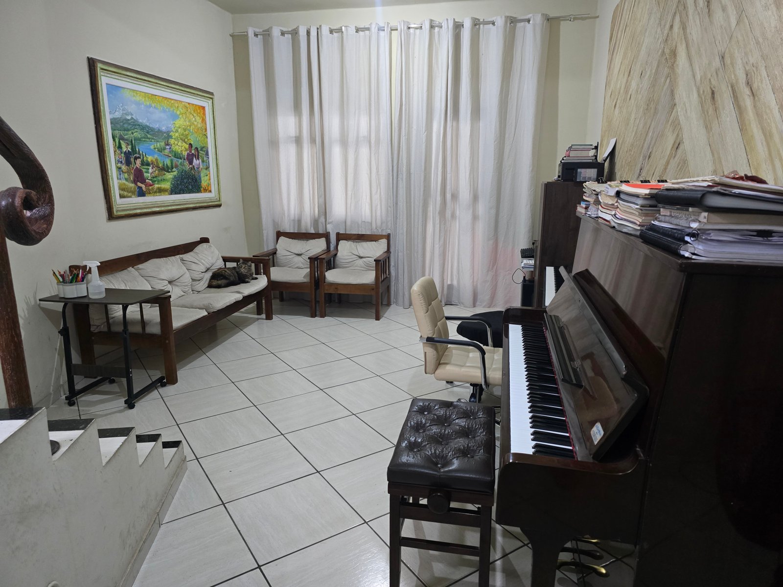 Sala de aula e convivência com piano no estúdio Pause & Piano